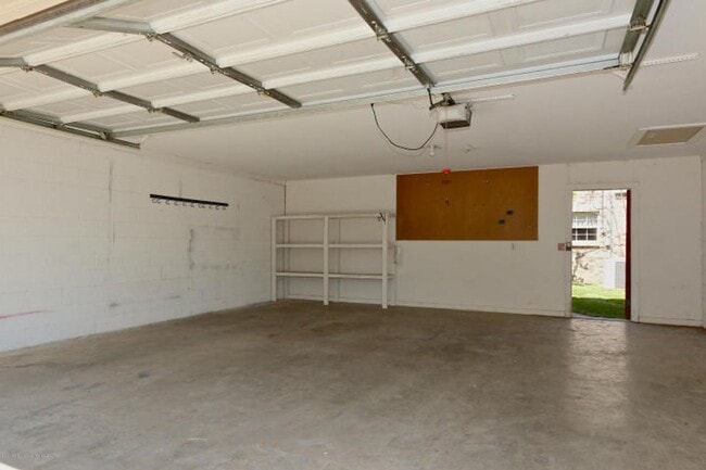 Building Photo - 2 bed, 2.5 bath townhome