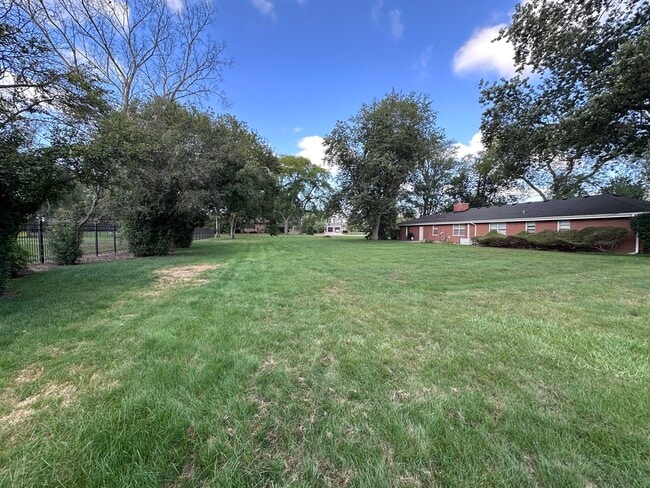 Building Photo - 2300 Landwehr Rd