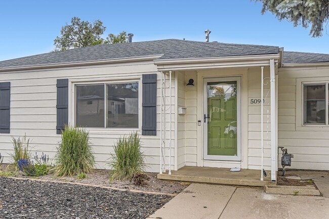 Building Photo - Remodeled 2BD, 1.5BA Chaffee Park Home with 1-Car Garage