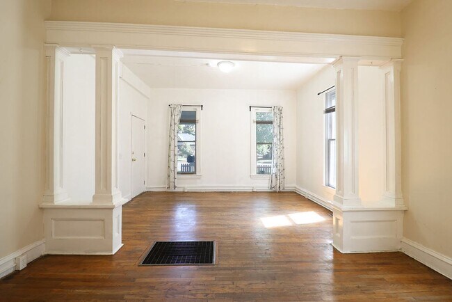 Building Photo - 605 Mathews St