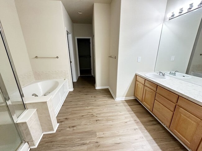 Building Photo - Bright, Spacious 2-Bedroom Home in Aurora with Room to Grow