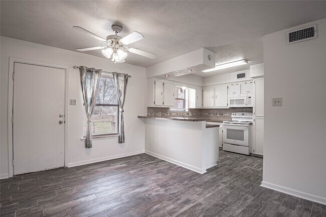 Building Photo - 4 Barre Ln