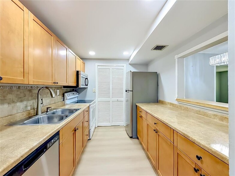 Building Photo - 210 Lakeview Dr