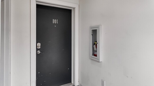 Building Photo - Modern 2BR Apartment in Prime Queen Anne Location