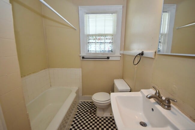 Building Photo - 1 bed, 1 bath unit in Vollintine Evergreen Historic District near Rhodes College.