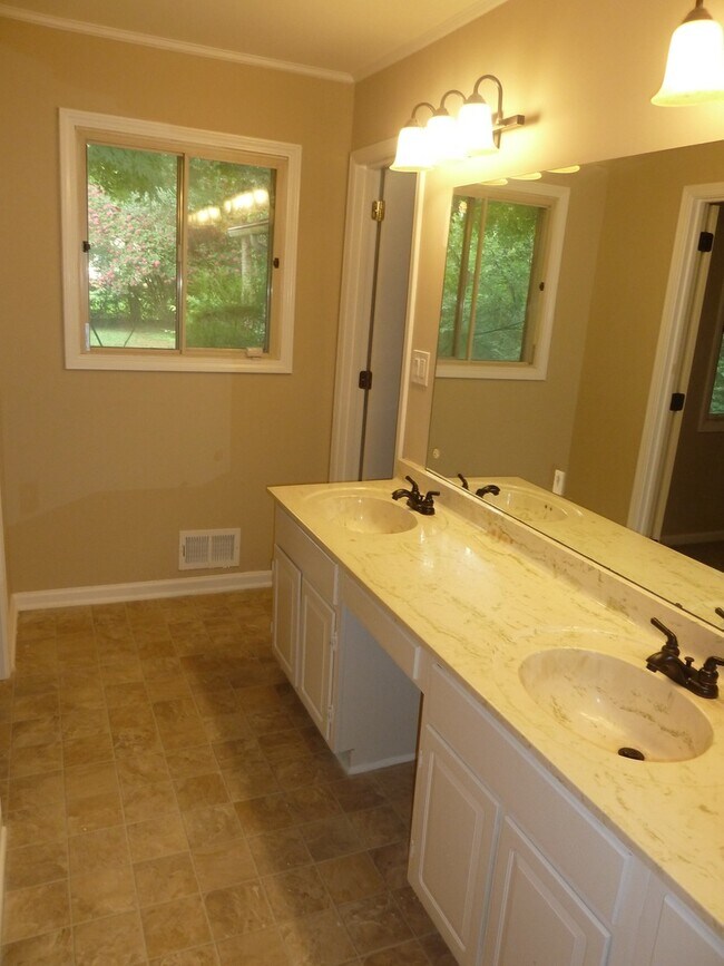 Building Photo - 3 Bed / 2.5 Bath with 2300 Square Feet!! A...