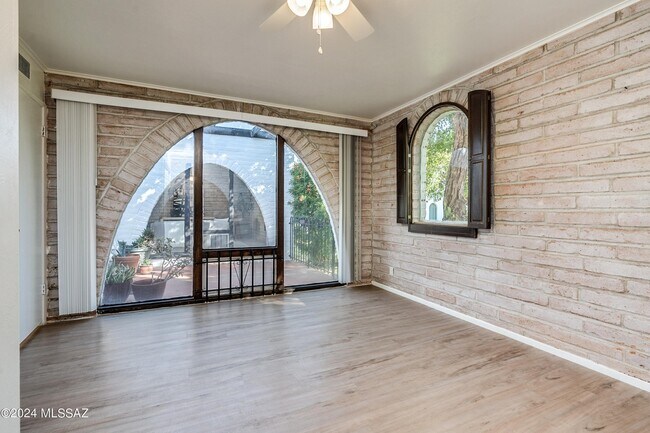 Building Photo - 667 W Las Lomitas Rd