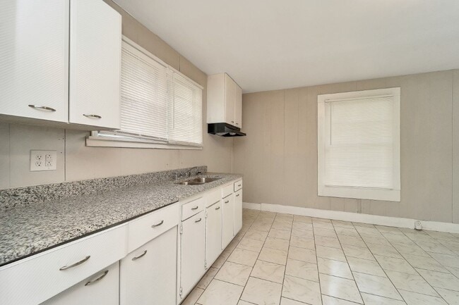 Building Photo - Cozy, Stylish, and Newly Renovated in the ...