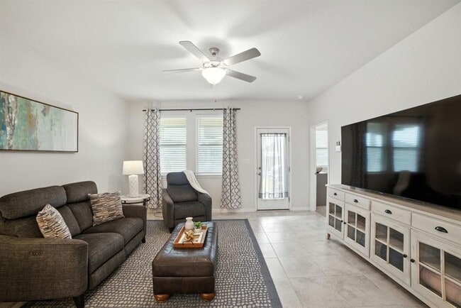 Building Photo - 324 Mountain Valley St