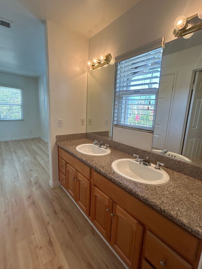 Building Photo - Spacious 2-Bedroom Condo in Prime Pasadena Area