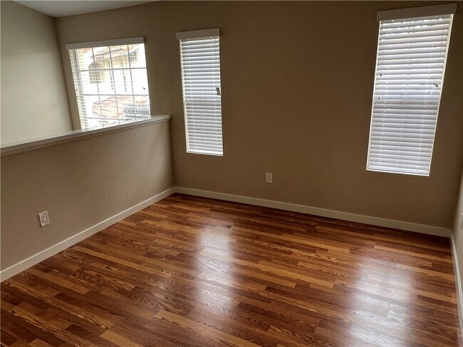 Building Photo - 23401 La Crescenta