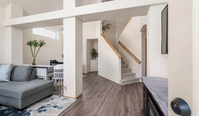 Building Photo - Updated Kent home with outstanding backyard