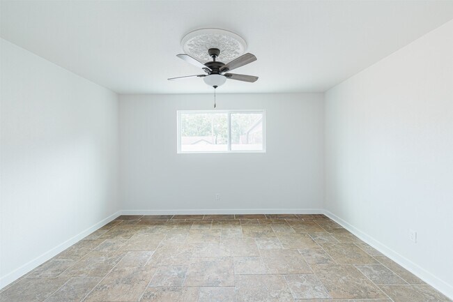 Building Photo - 10055 Larston St