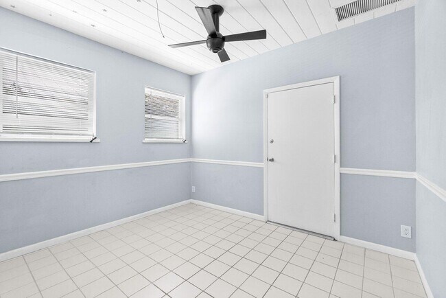 Building Photo - 718 Shore Dr