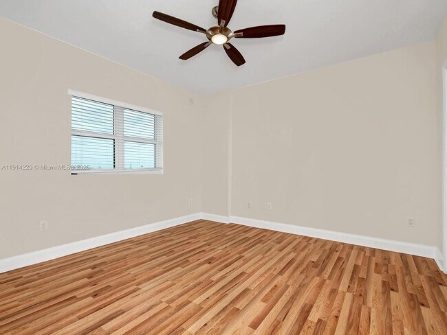 Building Photo - 15051 Royal Oaks Ln