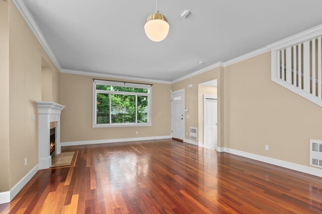 Building Photo - 3Bd/2.5Ba Seattle Home