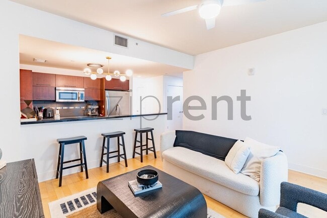 Building Photo - 603 Davis St