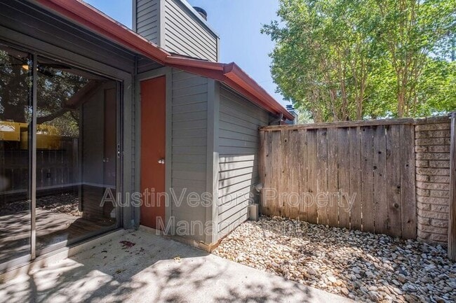 Building Photo - 3815 Menchaca Rd