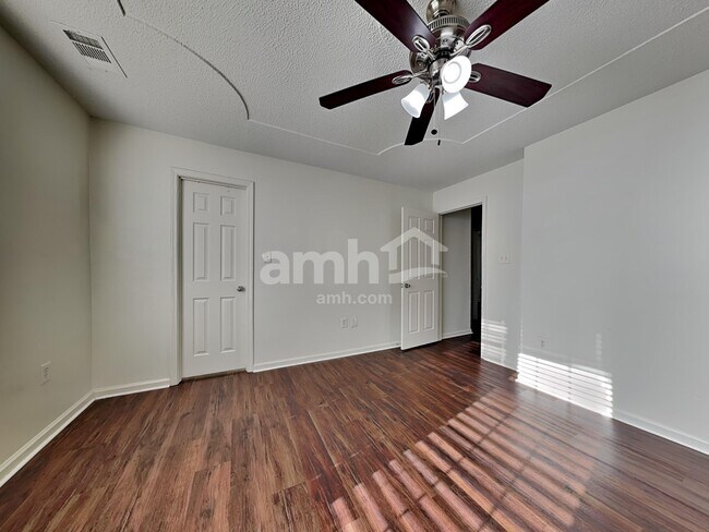 Building Photo - 145 Parkview Rd