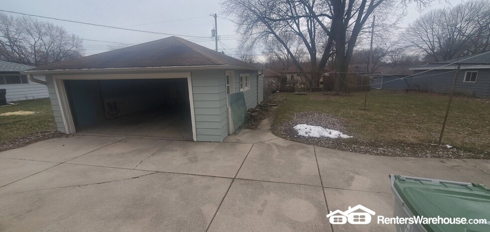 Building Photo - 10525 W Custer Ave