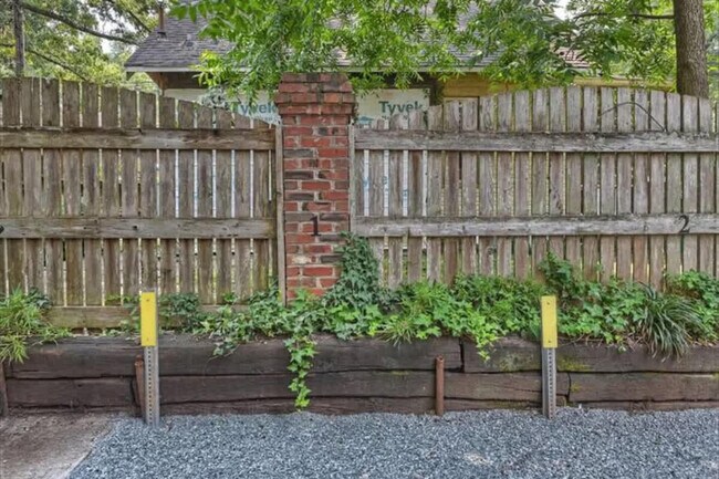 Building Photo - 518 Lamar Ave