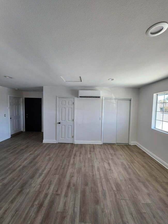 Building Photo - 1286 Aurora Dr