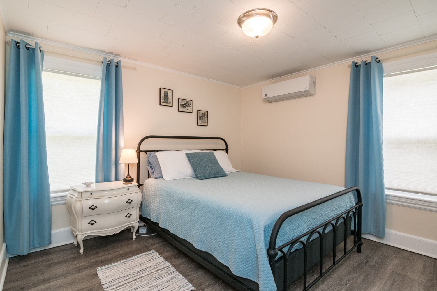 Rear bedroom fits a queen bed - 5 Greenwood Ct