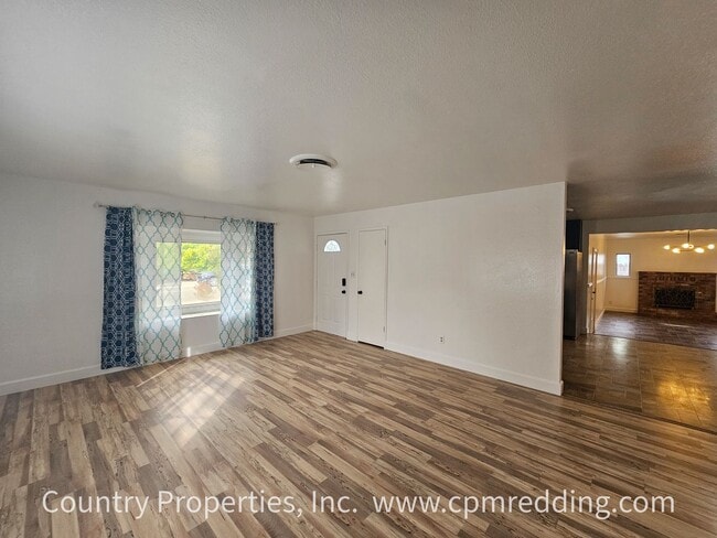 Building Photo - Spacious 3-Bedroom House with Gated Pool i...