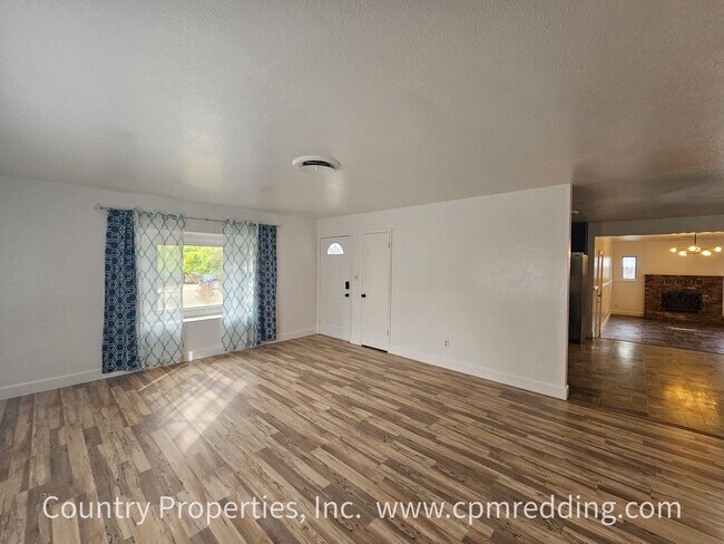 Building Photo - Spacious 3-Bedroom House with Gated Pool in Panorama Heights Coming Available Soon!