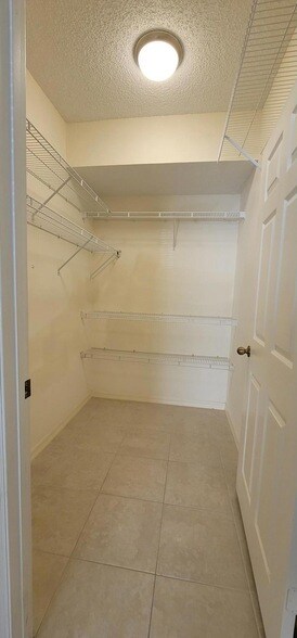 Building Photo - 5032 Lantana Rd