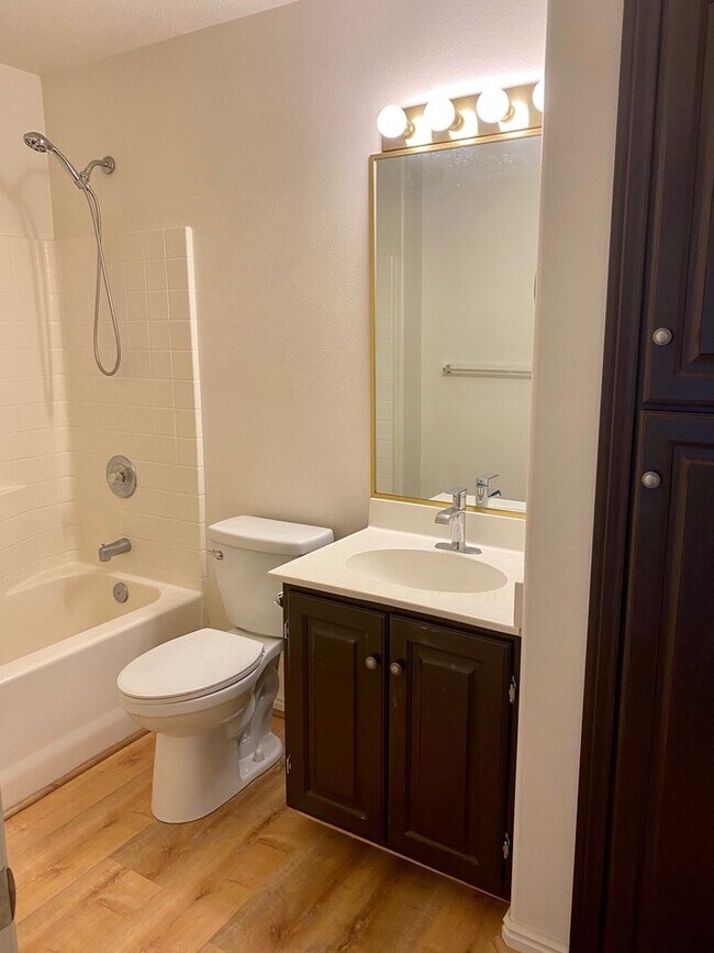 Building Photo - Parkside Townhome