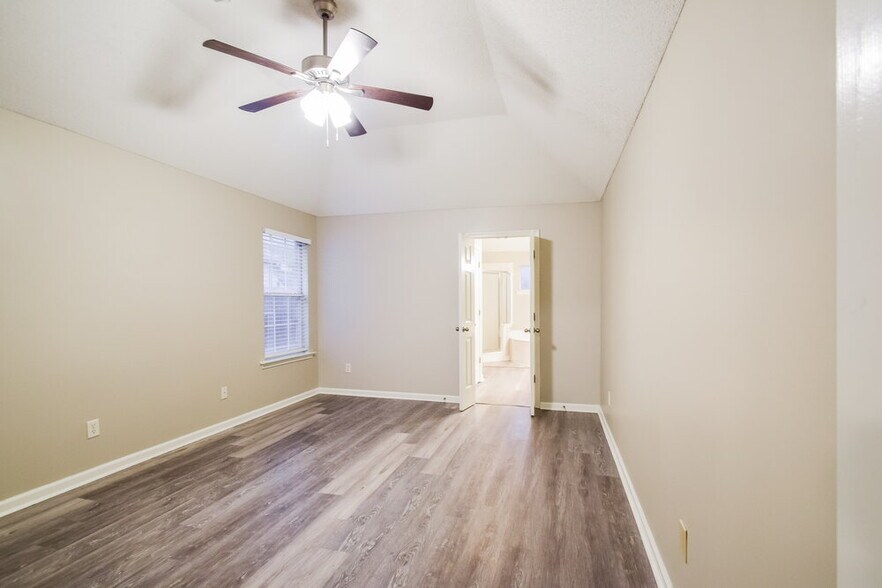 Building Photo - 10283 Green Moss Dr N