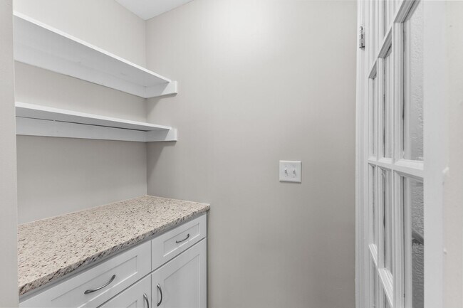 Building Photo - Charming 3-Bed Dutch Colonial with Modern Updates & Massive Yard – Minutes from German Village!