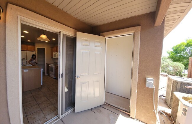 Building Photo - Townhome in prime location