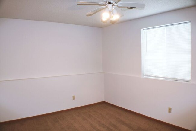 Building Photo - $1,025 | 2 Bedroom, 1 Bathroom 1st Floor C...