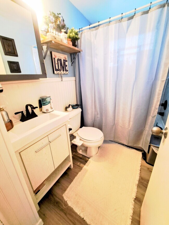 Building Photo - 16 W Eden Ct