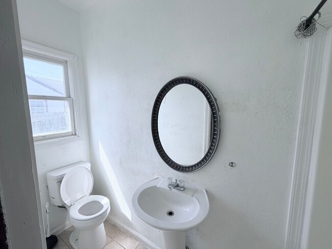 Building Photo - Stretch out in this large 3 bed 2 bath!