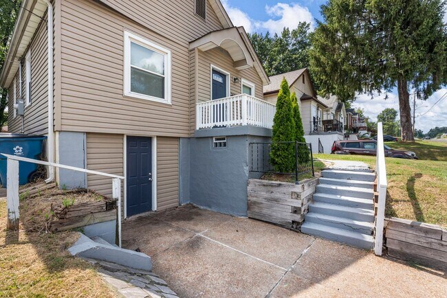 Building Photo - Charming Updated 2 Bed, 1 Bath Ranch – A H...
