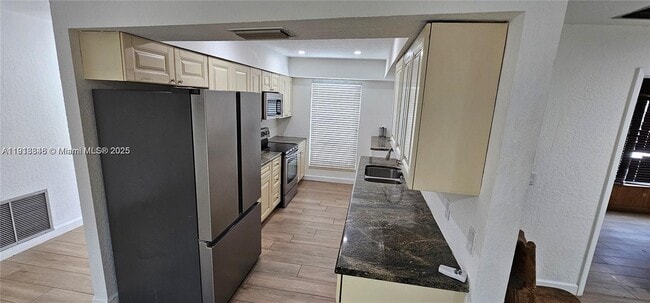 Building Photo - 2425 Mohawk Ave