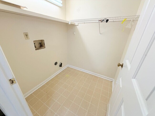 Building Photo - 2 Bedroom, 1 1/2 Bathrooms - Townhouse West Rome