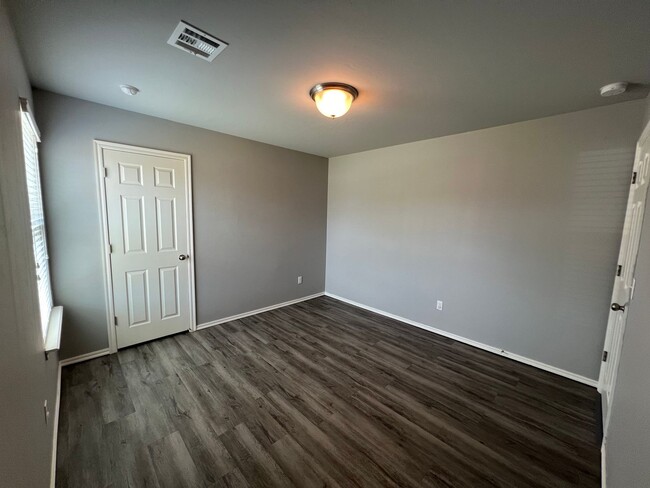 Building Photo - $500 OFF FIRST MONTHS RENT! Home with abov...