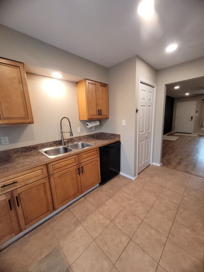 Building Photo - 1218 W Spruce St