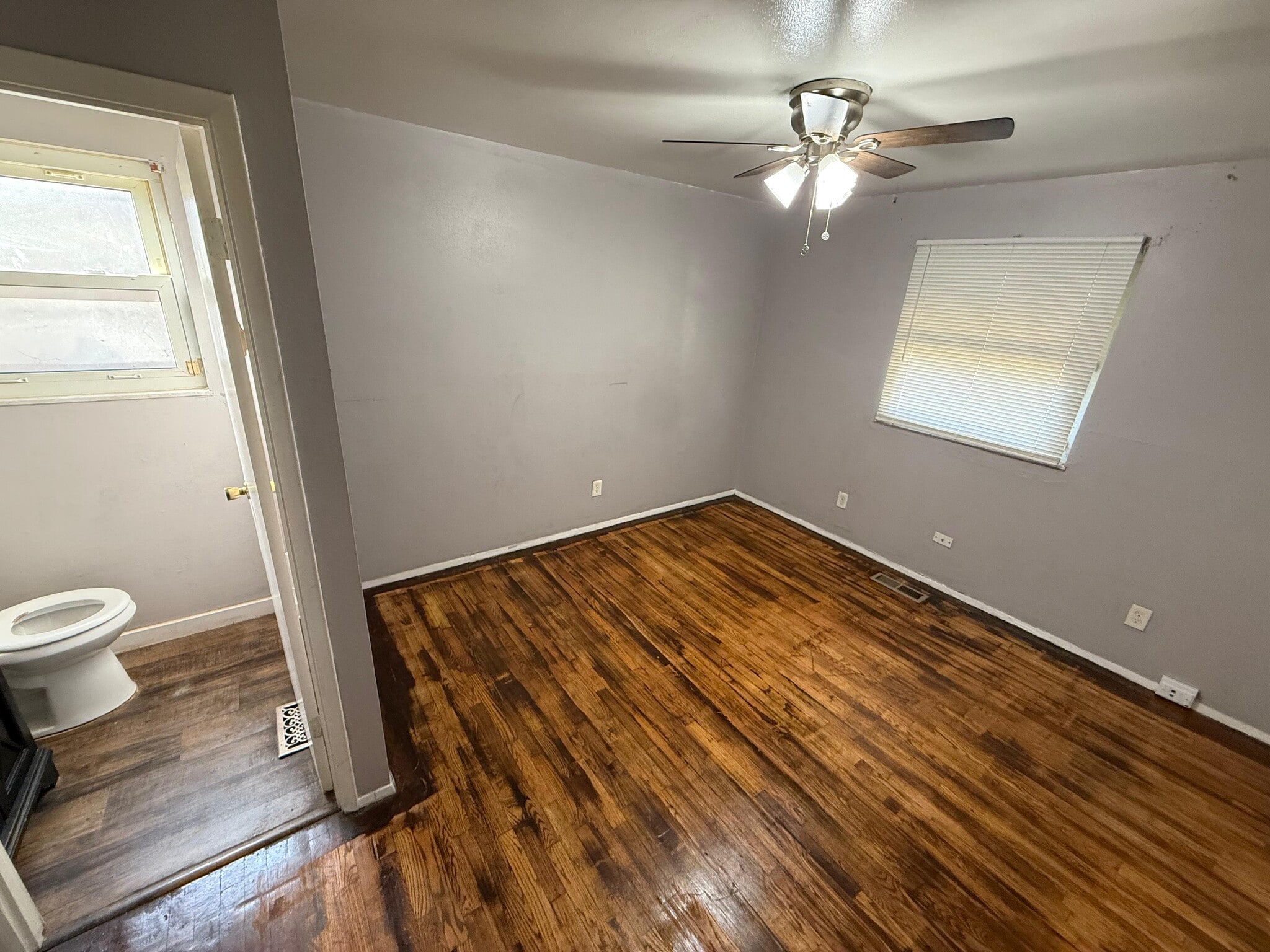 Building Photo - 10443 Royal Dr