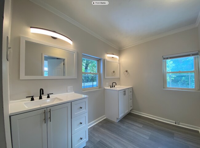 Building Photo - 5 bedroom /2 bath mins. from UC for $700/pp ($3500/mo) w/ off-street parking included!