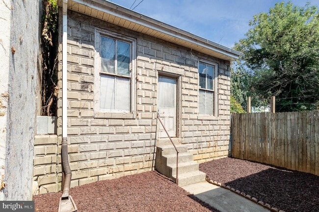 Building Photo - 549 Spruce St