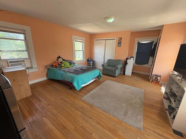 Building Photo - Large 5 Bedroom 2 Bathroom Single Family H...