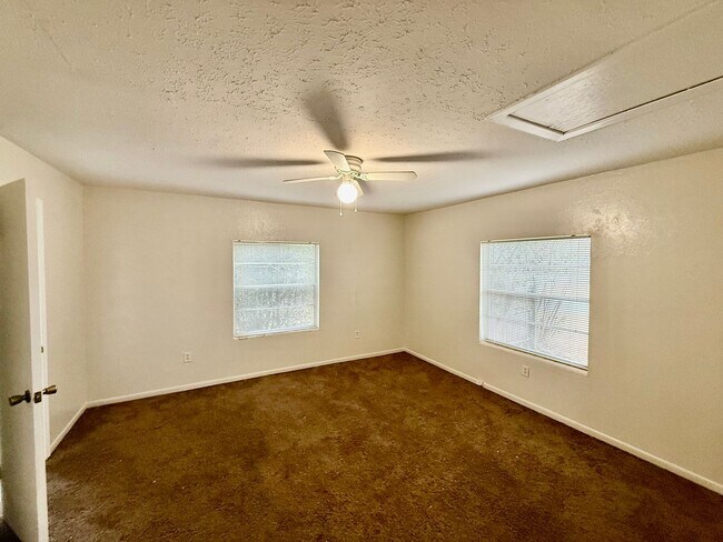 Building Photo - Spacious 3-Bed, 2-Bath Home with Private Yard in NW Gainesville