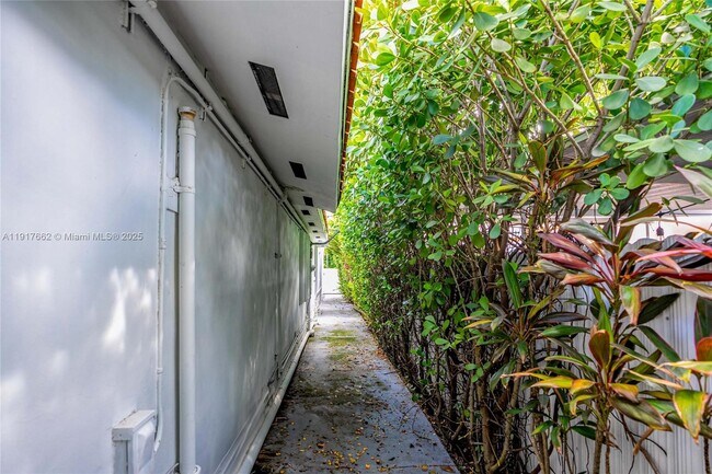 Building Photo - 1360 SW 16th St