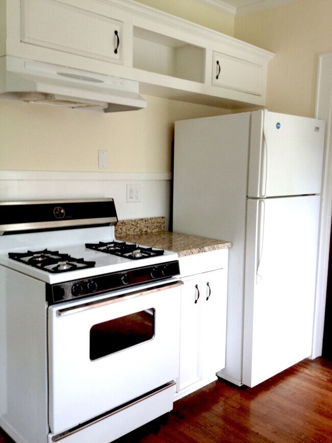 Building Photo - Charming Hyde Park Bungalow with Modern Co...