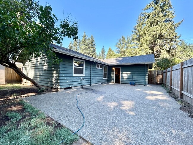 Building Photo - Spacious 3 Bed, 1.0 Bath House - Fully Fen...